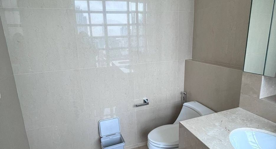 For rent 3 bedrooms condo in Pathum Wan, Bangkok