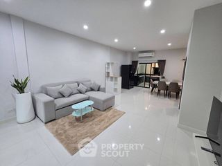 For rent 3 bedrooms townhouse in Phra Khanong, Bangkok