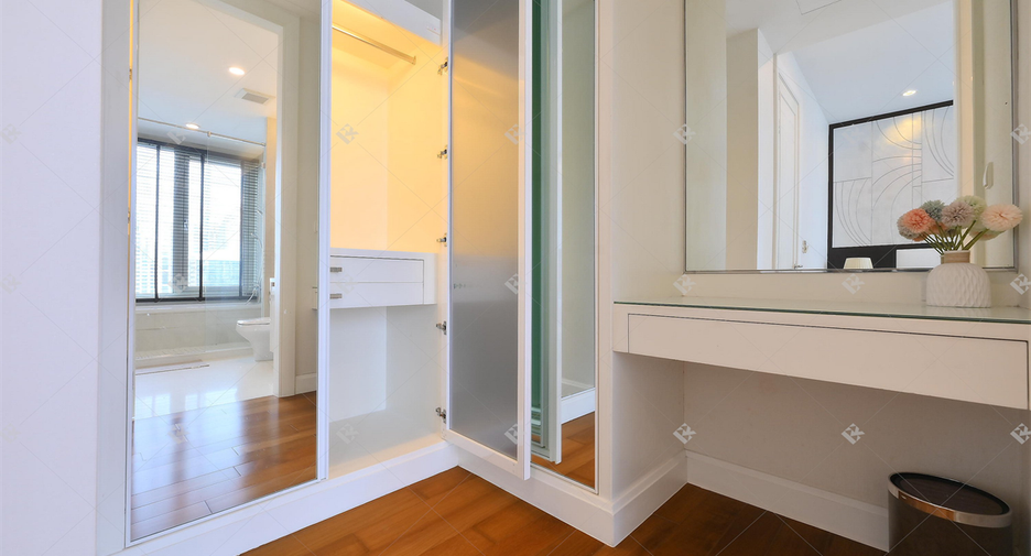For rent 2 bedrooms condo in Pathum Wan, Bangkok