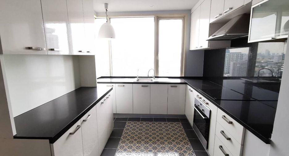 For rent 4 bedrooms condo in Watthana, Bangkok