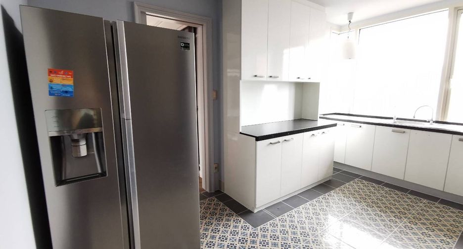For rent 4 bedrooms condo in Watthana, Bangkok
