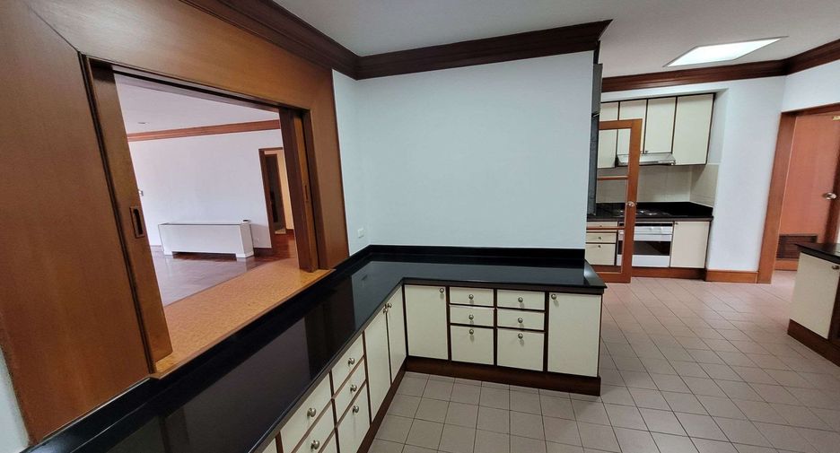 Condo en alquiler de 4 habitaciones en Khlong Toei, Bangkok