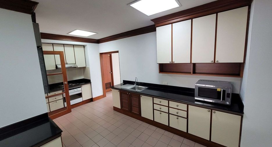 Condo en alquiler de 4 habitaciones en Khlong Toei, Bangkok