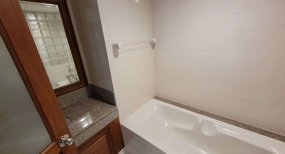 Condo en alquiler de 4 habitaciones en Khlong Toei, Bangkok