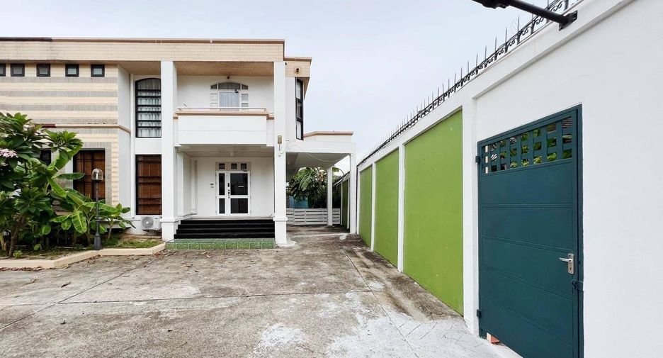For rent 4 bedrooms house in Khlong Toei, Bangkok