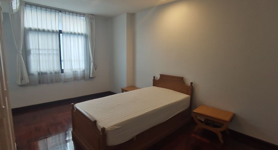 For rent 4 bedrooms house in Khlong Toei, Bangkok