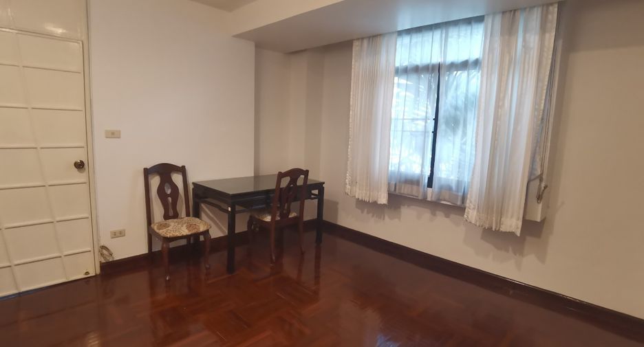 For rent 4 bedrooms house in Khlong Toei, Bangkok