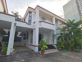 For rent 4 bedrooms house in Khlong Toei, Bangkok