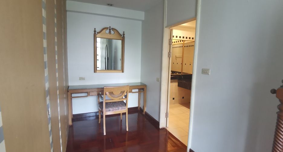 For rent 4 bedrooms house in Khlong Toei, Bangkok