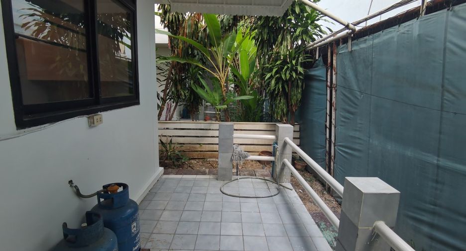 For rent 4 bedrooms house in Khlong Toei, Bangkok