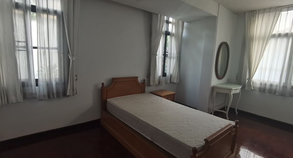 For rent 4 bedrooms house in Khlong Toei, Bangkok