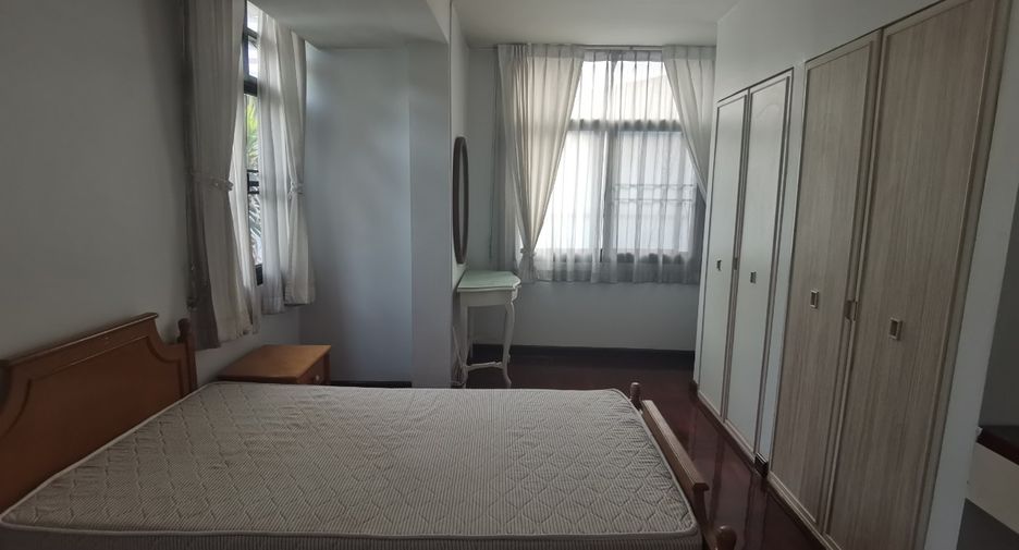 For rent 4 bedrooms house in Khlong Toei, Bangkok