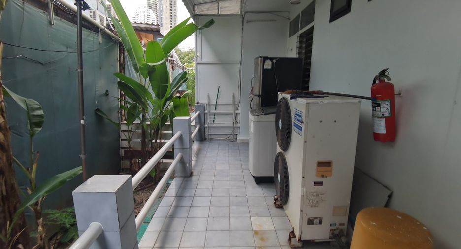 For rent 4 bedrooms house in Khlong Toei, Bangkok