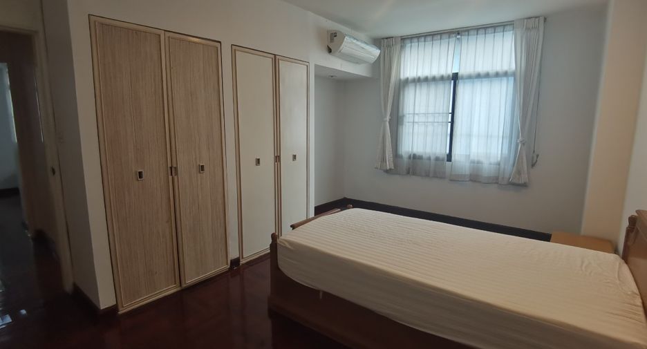 For rent 4 bedrooms house in Khlong Toei, Bangkok
