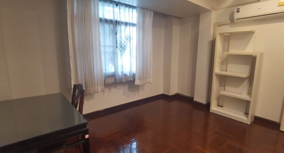 For rent 4 bedrooms house in Khlong Toei, Bangkok