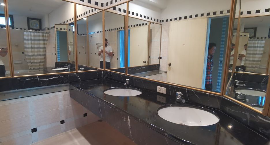 For rent 4 bedrooms house in Khlong Toei, Bangkok