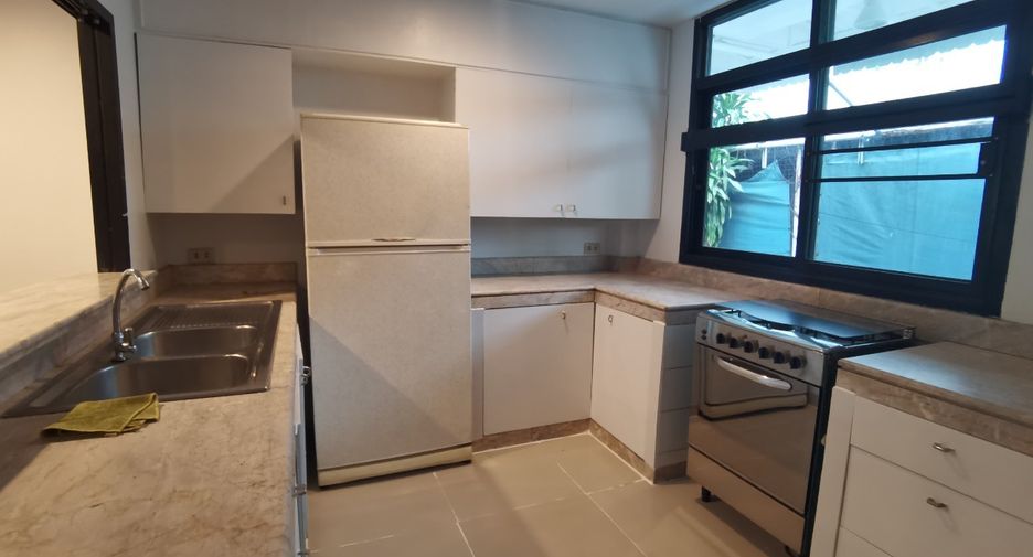 For rent 4 bedrooms house in Khlong Toei, Bangkok