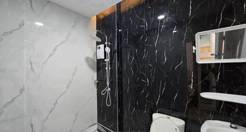 For rent 4 bedrooms townhouse in Bang Lamung, Chonburi