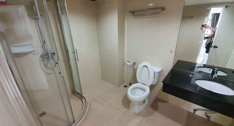 Condo en alquiler de 3 habitaciones en Khlong Toei, Bangkok