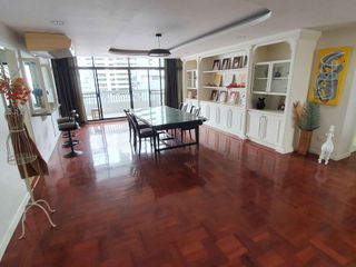Condo en alquiler de 3 habitaciones en Khlong Toei, Bangkok
