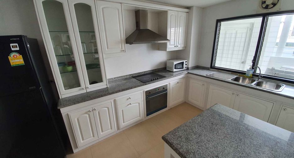 Condo en alquiler de 3 habitaciones en Khlong Toei, Bangkok