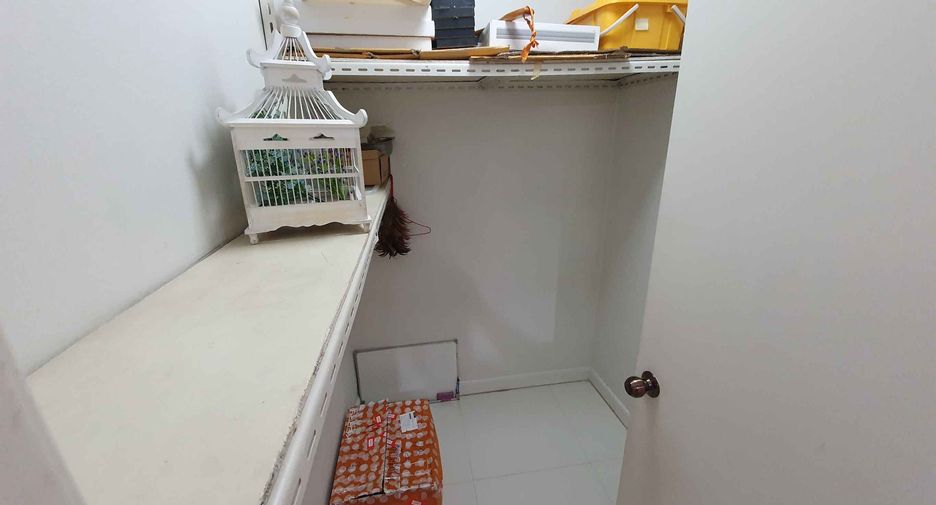 Condo en alquiler de 3 habitaciones en Khlong Toei, Bangkok