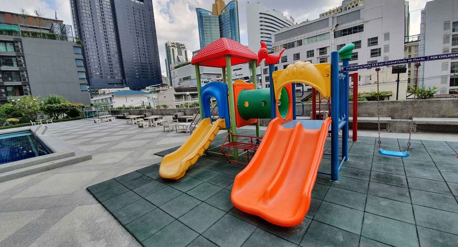 Condo en alquiler de 3 habitaciones en Khlong Toei, Bangkok
