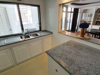 Condo en alquiler de 3 habitaciones en Khlong Toei, Bangkok