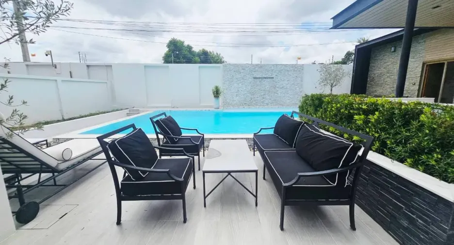Casa en alquiler de 4 habitaciones en Bang Lamung, Chonburi