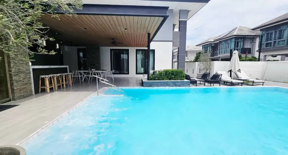 Casa en alquiler de 4 habitaciones en Bang Lamung, Chonburi