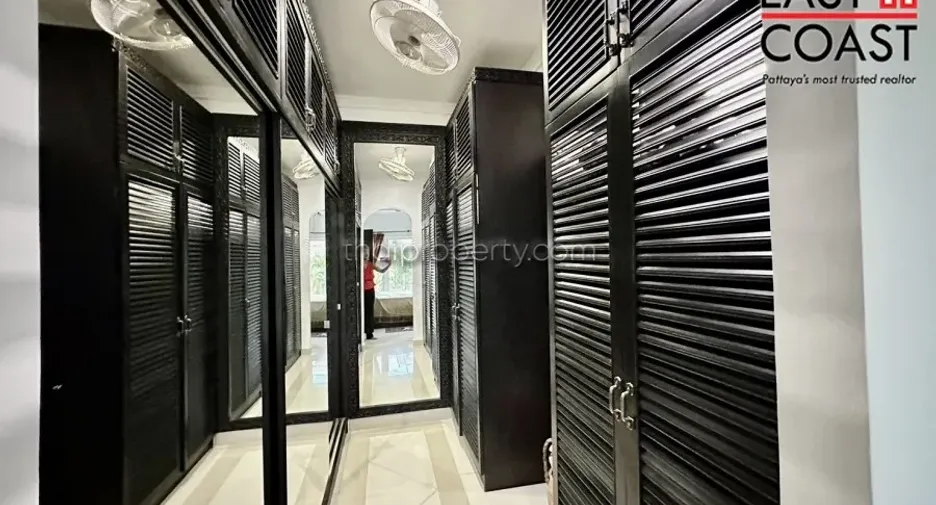 For rent and for sale 4 bedrooms house in Jomtien, Pattaya