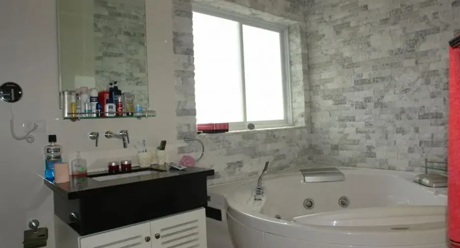 For rent and for sale 4 bedrooms house in Bang Lamung, Chonburi