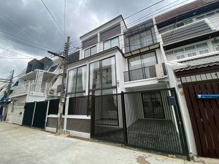 Reihenhaus zum Kauf mit 3 Zimmer in Watthana, Bangkok