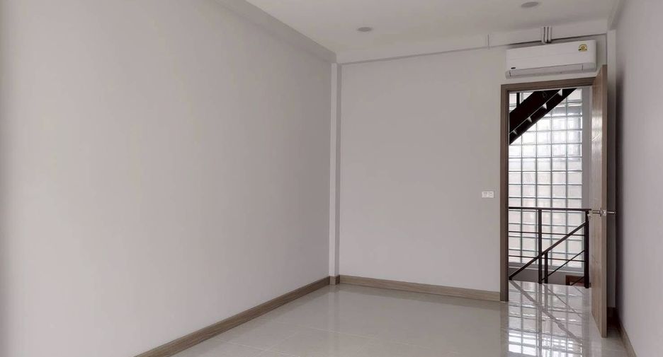 Reihenhaus zum Kauf mit 3 Zimmer in Watthana, Bangkok