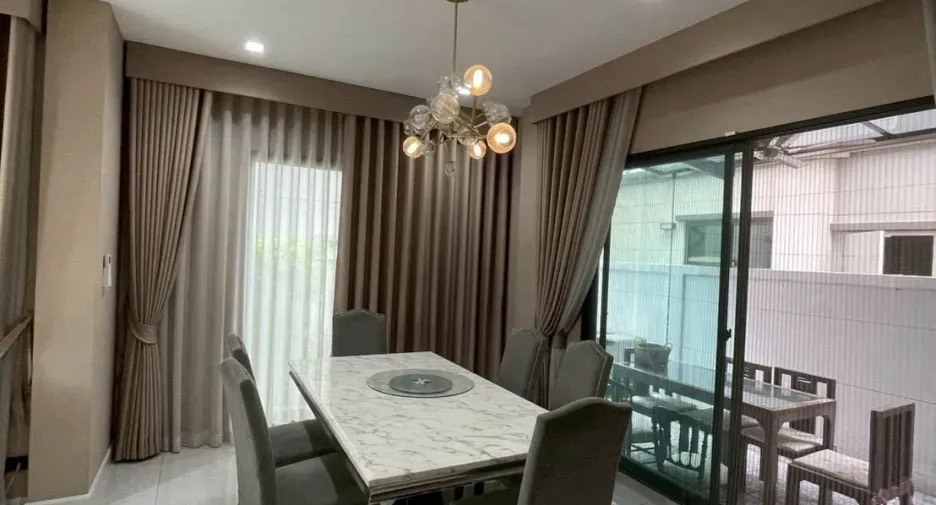 Haus zum Kauf mit 4 Zimmer in Khlong Sam Wa, Bangkok
