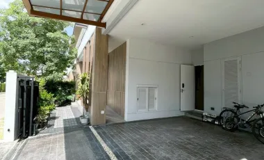 Haus zum Kauf mit 4 Zimmer in Khlong Sam Wa, Bangkok