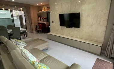 Haus zum Kauf mit 4 Zimmer in Khlong Sam Wa, Bangkok