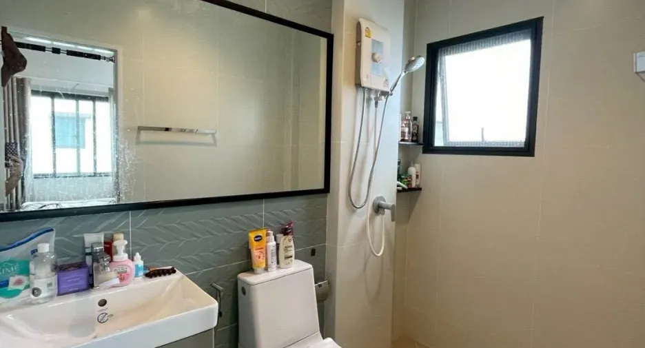 Haus zum Kauf mit 4 Zimmer in Khlong Sam Wa, Bangkok