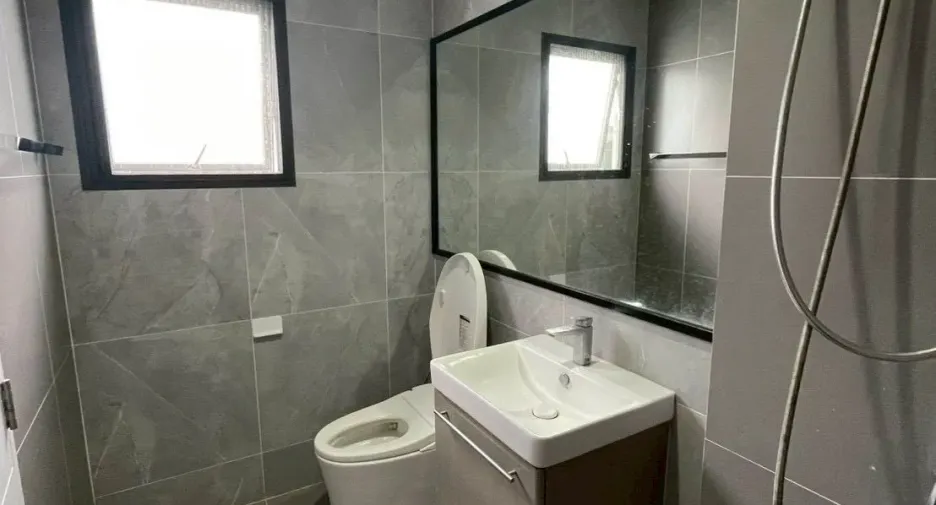 Haus zum Kauf mit 4 Zimmer in Khlong Sam Wa, Bangkok