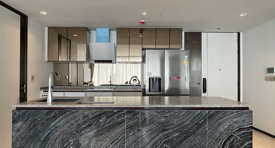 For rent 4 bedrooms condo in Watthana, Bangkok