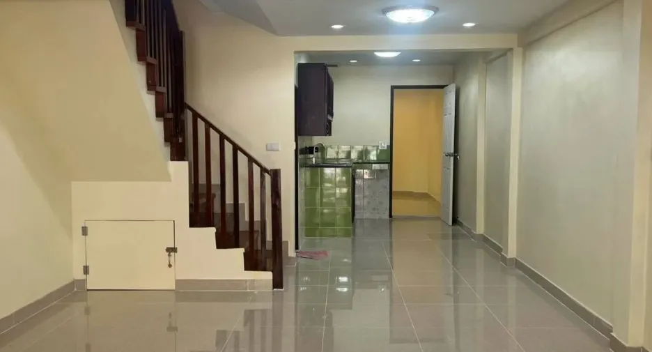 À vendre 3 chambres maison de ville à Bang Lamung, Chonburi