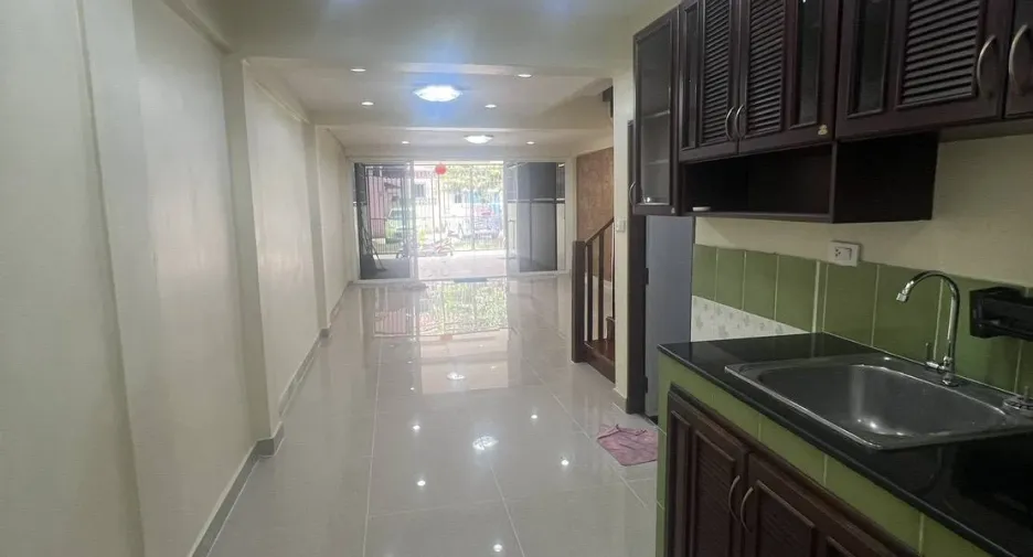 À vendre 3 chambres maison de ville à Bang Lamung, Chonburi