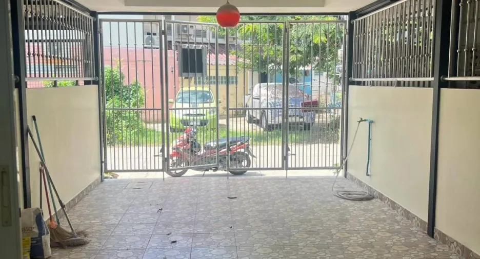 À vendre 3 chambres maison de ville à Bang Lamung, Chonburi