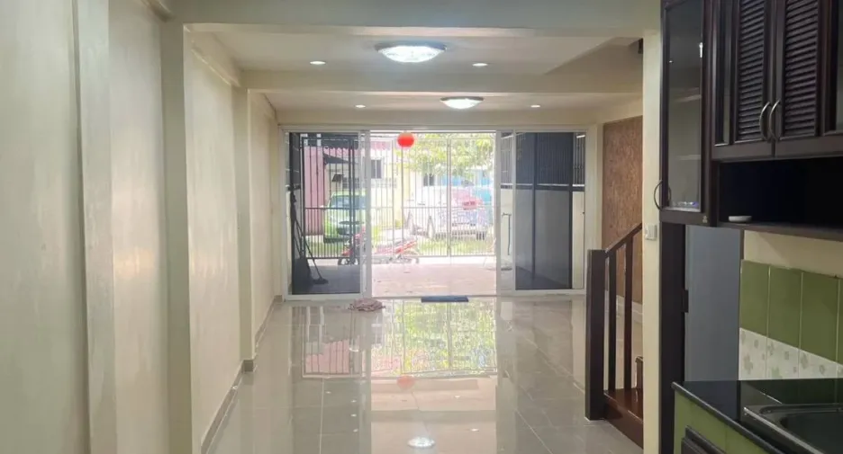 À vendre 3 chambres maison de ville à Bang Lamung, Chonburi