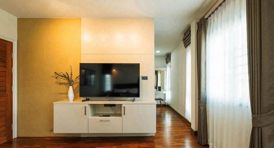For sale 5 bedrooms villa in Mueang Chiang Mai, Chiang Mai
