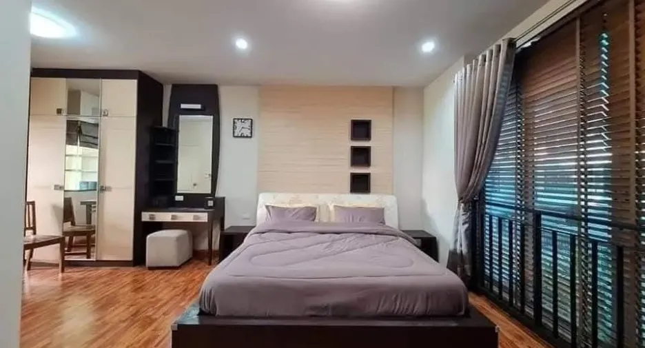 出租 3 卧室 独立屋 在 Phra Khanong, 曼谷