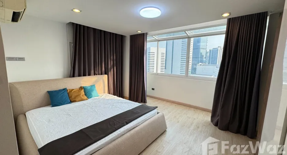 For rent 3 ベッドルーム condo in Huai Khwang, Bangkok