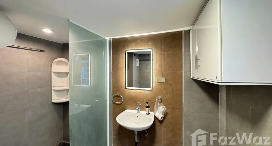 For rent 3 ベッドルーム condo in Huai Khwang, Bangkok