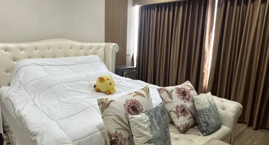 For rent 2 bedrooms condo in Huai Khwang, Bangkok