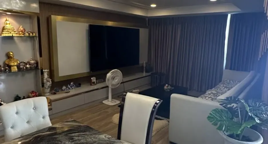 For rent 2 bedrooms condo in Huai Khwang, Bangkok
